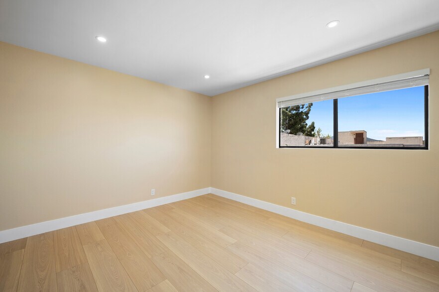 Building Photo - 635 E Elmwood Ave
