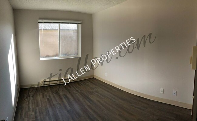 Building Photo - Very Nice Updated, Sunny 2 bed