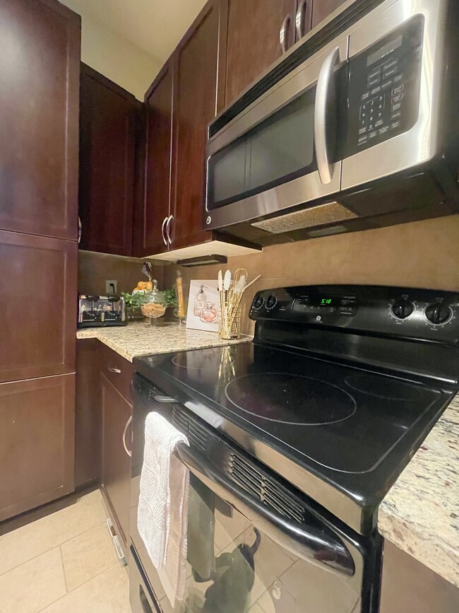 Kitchen - 3300 Cummins St