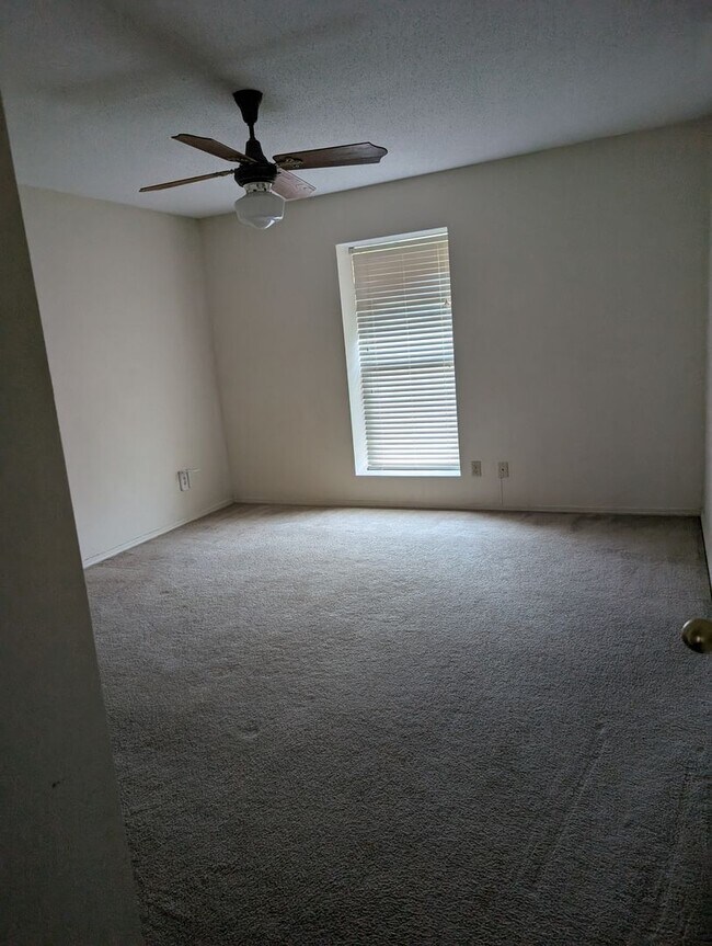 Building Photo - Townhouse 3/2.5 Fenced