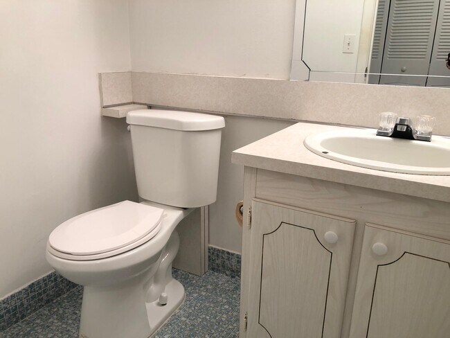 Building Photo - 32 Ventnor Dr