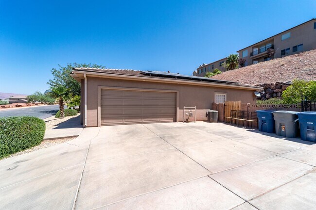 Building Photo - 1210 W Indian Hills Dr