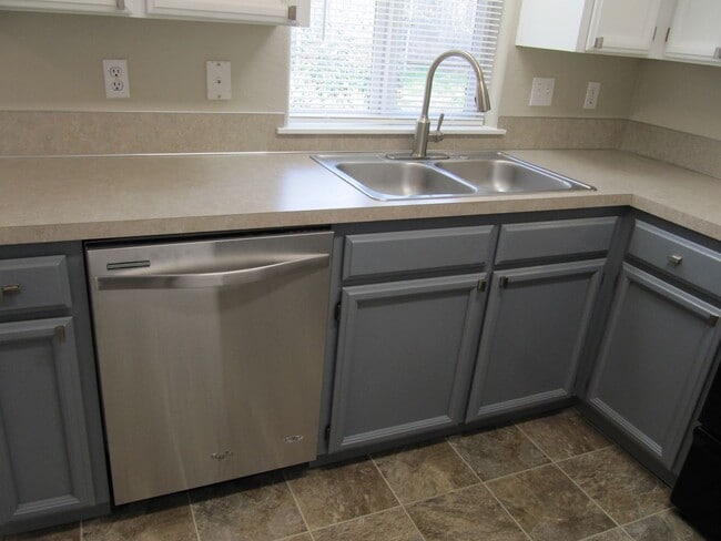 Building Photo - Three Bedroom Home on a Cul-de-sac, Landscaping Provided!