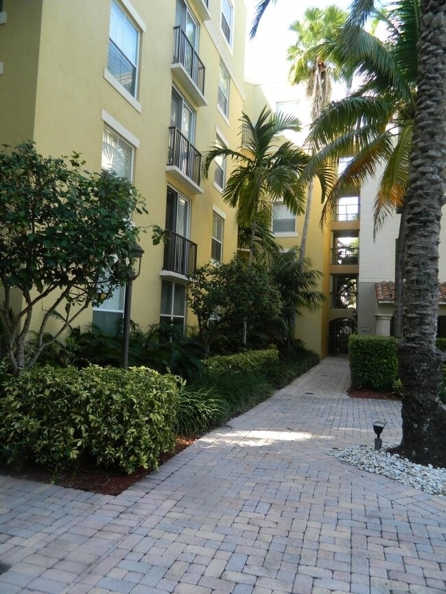 Building Photo - 460 S Rosemary Ave