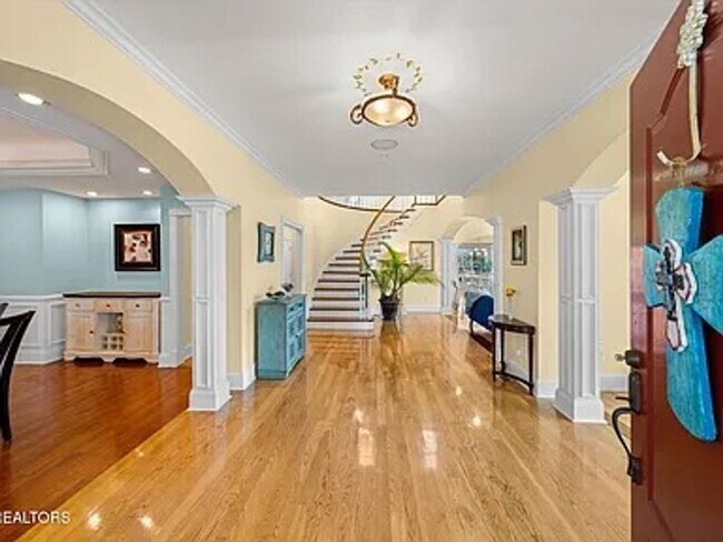 Building Photo - Luxury & Convenience!!