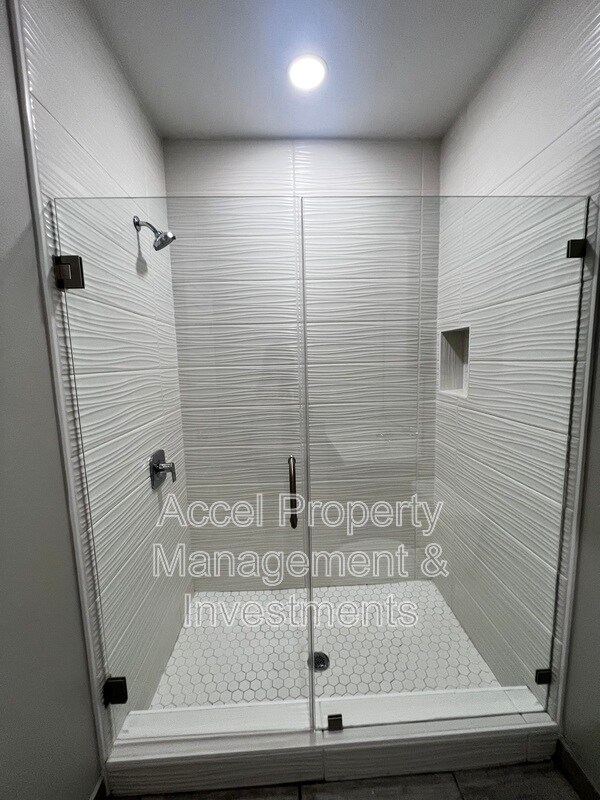 Building Photo - 1327 W Garfield Ave