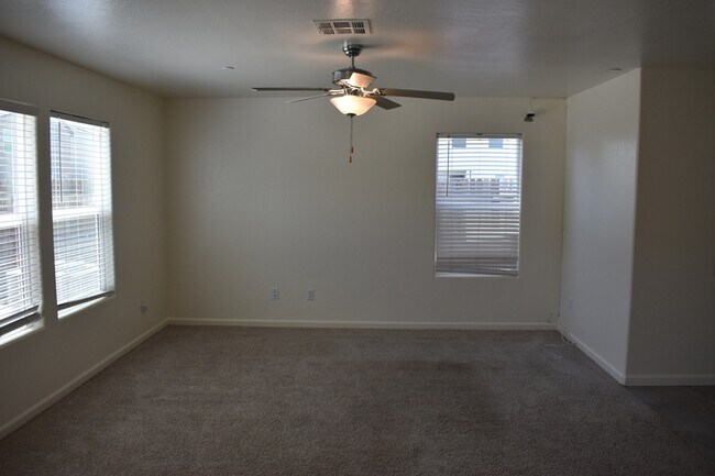 Building Photo - 698 Jessie Dr
