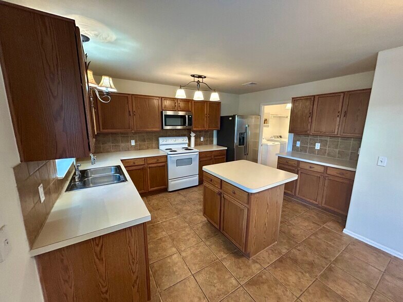 Kitchen - 1305 Sunflower Ln