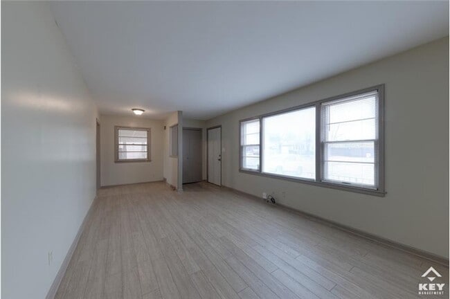 Building Photo - 953 S Doreen St