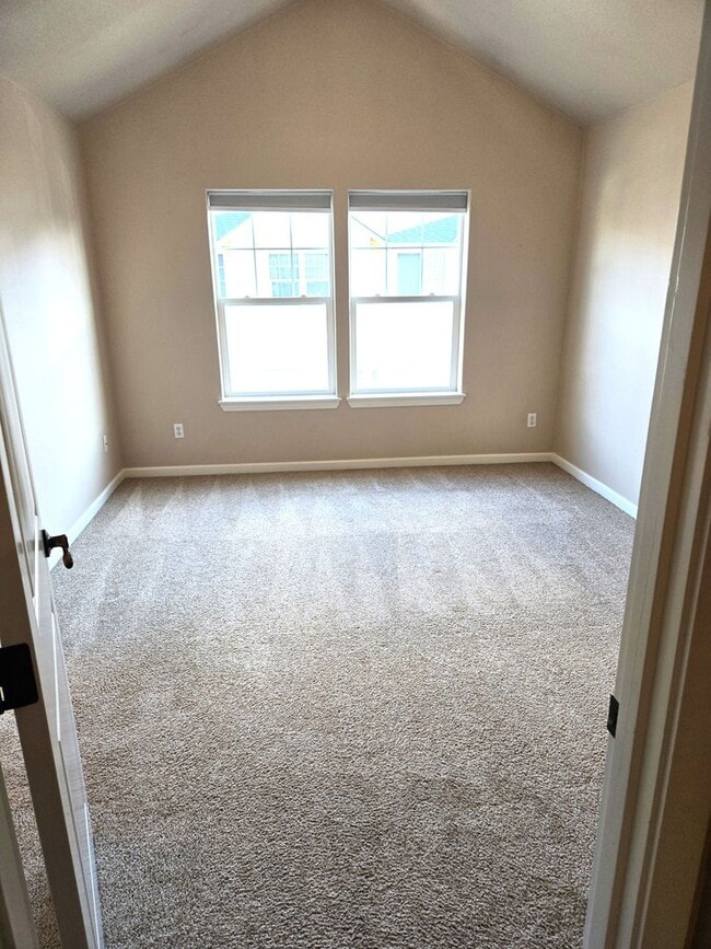 Building Photo - Tons of Space ! Walk to Park!  Newer 2017 ...