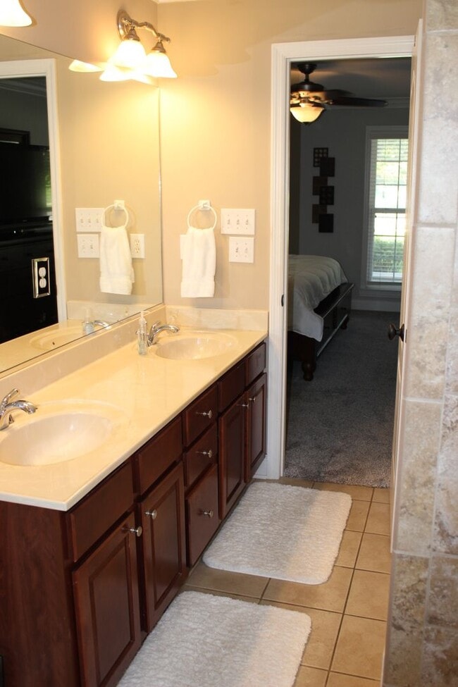 Building Photo - Amazing 3 bd/2.5bth in Farragut!!