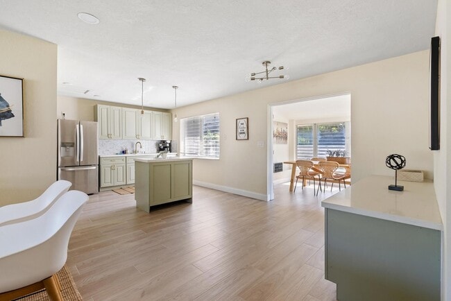 Building Photo - 20 NE 17th Ave