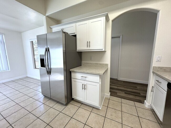Building Photo - Beautiful Remodeled 3 bed, 2 bath home in convenient El Mirage neighborhood!