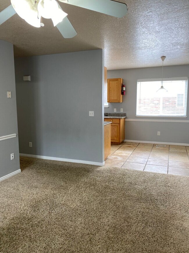 Building Photo - 2 Bed 1 Bath Brentwood Condo