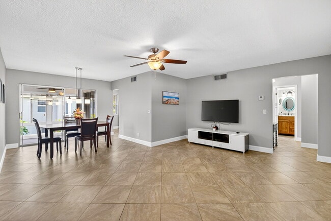 Building Photo - 18 Colonial Club Dr