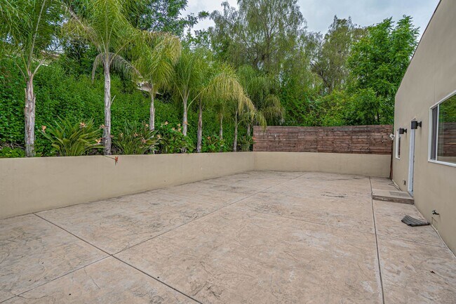 Building Photo - Woodland Hills Single Story 3 Bedroom Home...