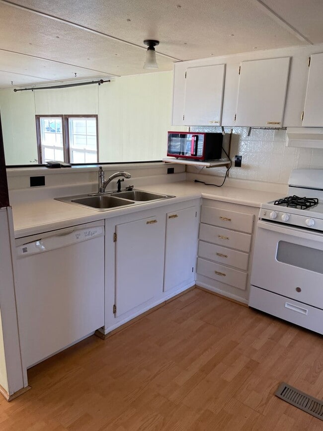 Building Photo - Comfortable 2+ Bedroom Mobile Home with Extra Storage and Enclosed Entries