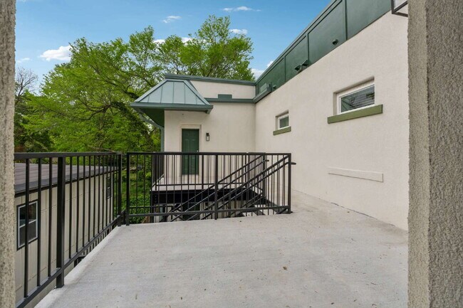 Building Photo - Come check out the West End Flats!