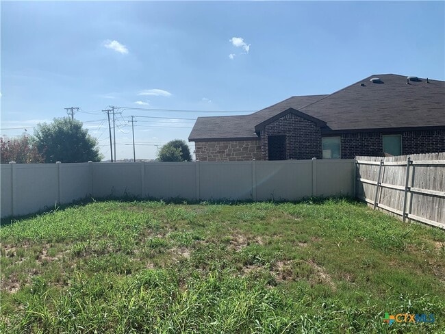 Building Photo - 502 Creekside Cir