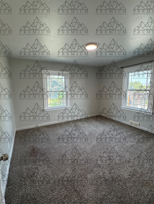 Building Photo - Large 4 Bedroom 2 Bath