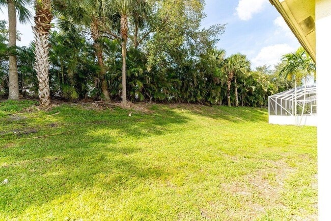 Building Photo - 806 SW Rocky Bayou Terrace