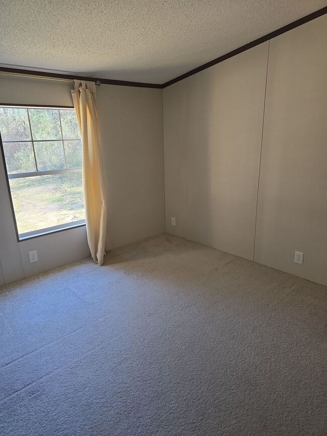 Building Photo - Refurbished 4 bedroom 2 bath