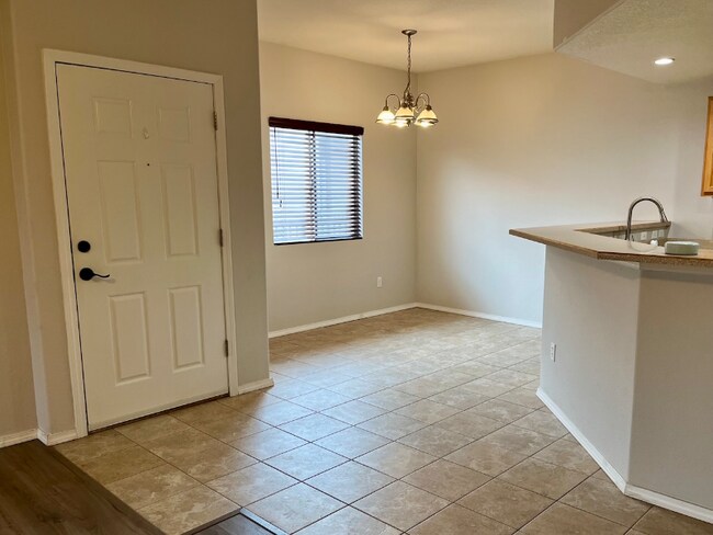 Building Photo - 6800 Vista Del Norte Dr NE