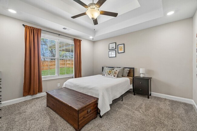 Building Photo - 833 Lutz Ln