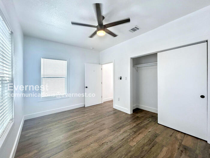 Building Photo - 1804 E Crockett St