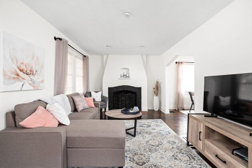 Primary Photo - 6115 Ralston Ave