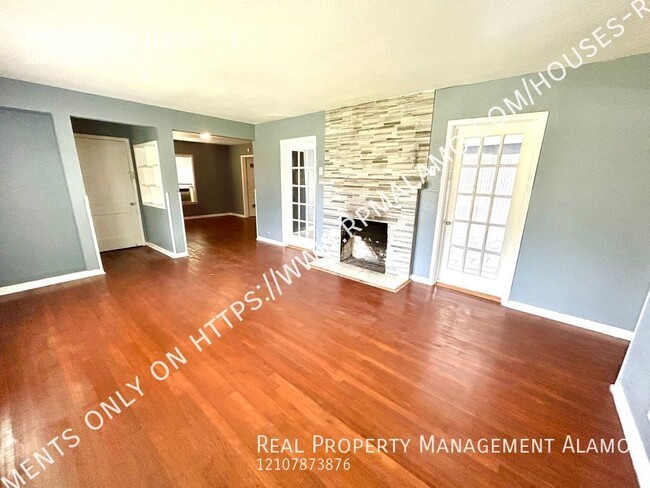 Building Photo - **APPLICATION RECEIED** *MOVE IN SPECIAL!*...