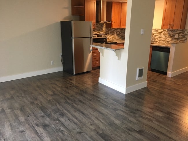 Building Photo - Highlander Apartments