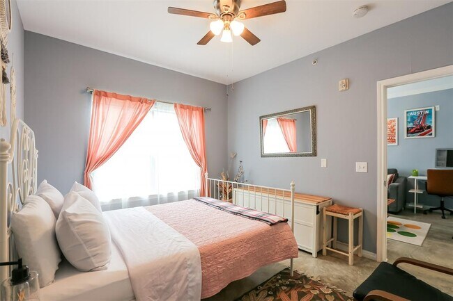 Building Photo - 2502 Leon St