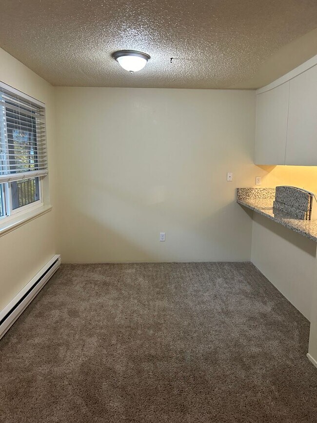 Building Photo - (858) Fox Fire - 2 Bedroom / 1 Bathroom