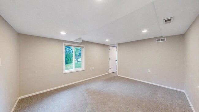 Building Photo - Amazing 4 Bed/3 Bath SFH Backing to Walnut...