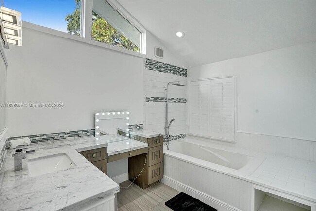 Building Photo - 2120 SW 28th Way