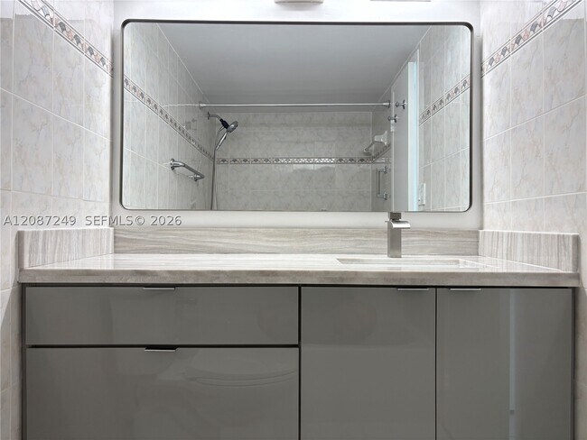 Building Photo - 2655 Collins Ave