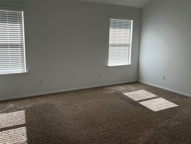 Building Photo - 99 Fordland Estate Dr