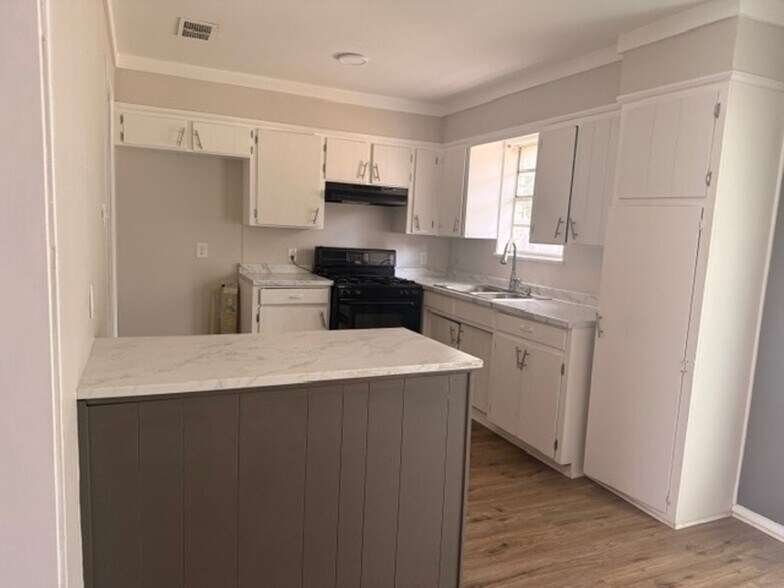 Building Photo - 8706 Elbert Cir