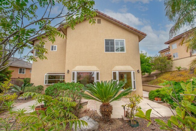 Building Photo - Beautiful + Spacious 4 bedroom/3 bath/3 Ca...