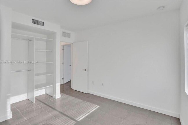 Building Photo - 2 bedroom in Hallandale FL 33009