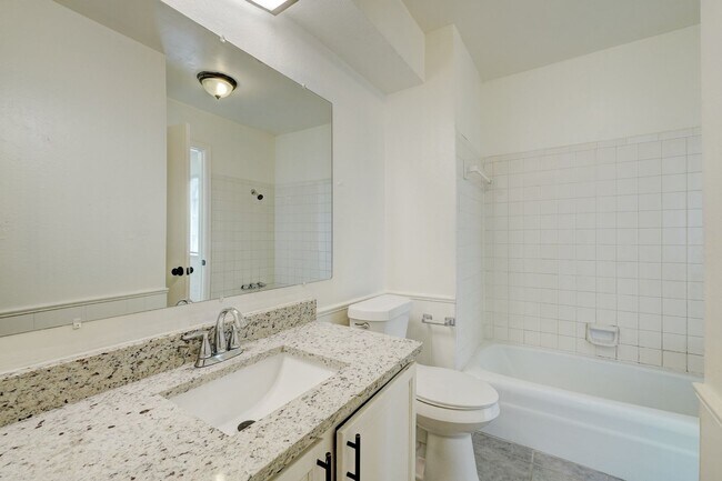 Building Photo - 3 bedroom 2.5 bath - NW Highway and Rockwell