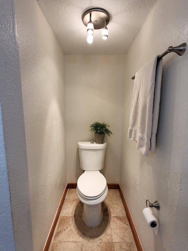 Primary Water Closet - 888 Davis Rd