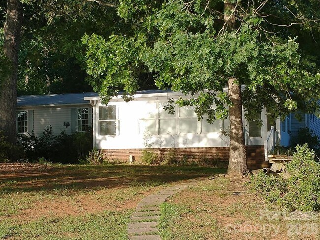 Building Photo - 447 Kemp Rd