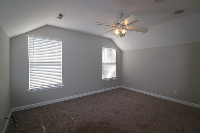 Building Photo - Location! Location! 3 bedroom End Unit Tow...