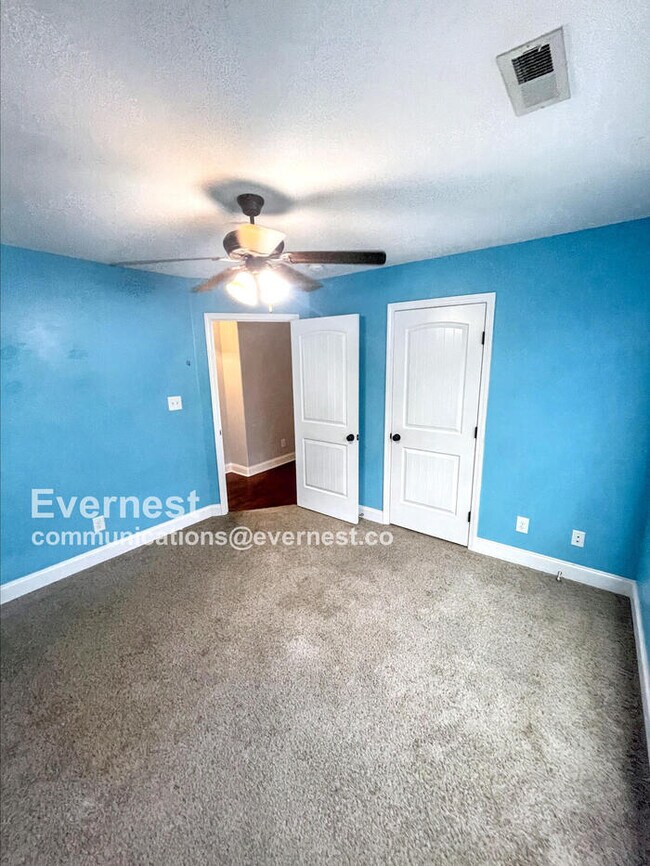 Building Photo - 650 Fox Hound Dr