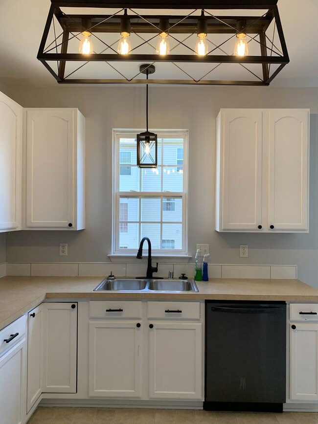 Building Photo - Spacious 3-Bed / 2.5-Bath Townhome – Antrim Crossing Subdivision