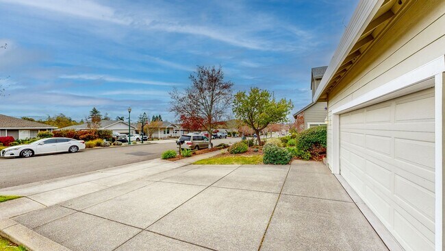 Building Photo - Desirable Skyhawk 3 bedroom Tri-Level Single Family