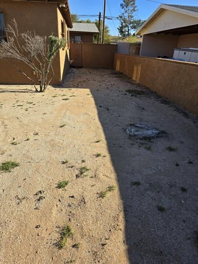 Building Photo - Spacious 3 bedroom/ 2 bath home with R/V parking