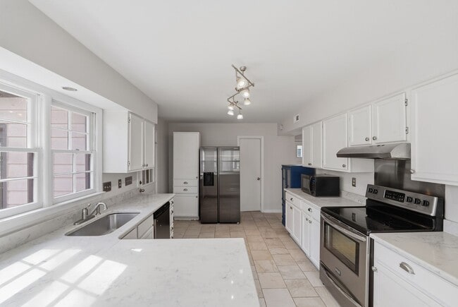 Building Photo - Don’t Miss This Beautiful 3BR Stone Orchard Home with Warm Wood Floors & Fireplace!